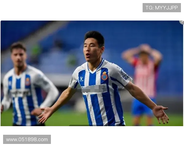 西甲西乙赛前默哀高铁事故遇难者